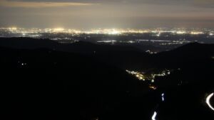 Dieses Bild zeigt eine Webcam-Aufnahme vom Achertal, aufgenommen am Freitag, den 17.04.2026 um 21:50 Uhr. Die Temperatur betrug 12.9°C.