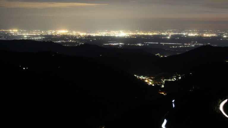 Dieses Bild zeigt eine Webcam-Aufnahme vom Achertal, aufgenommen am Freitag, den 17.04.2026 um 21:50 Uhr. Die Temperatur betrug 12.9°C.