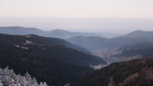 Dieses Bild zeigt eine Webcam-Aufnahme vom Achertal, aufgenommen am Samstag, den 27.12.2025 um 07:50 Uhr. Die Temperatur betrug 1.7°C.