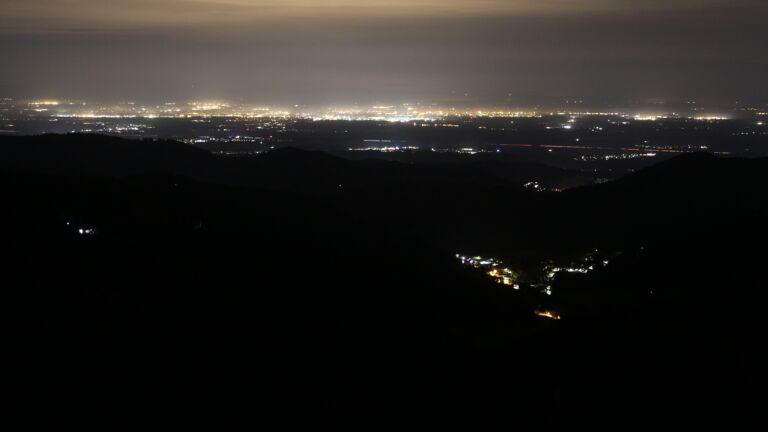 Dieses Bild zeigt eine Webcam-Aufnahme vom Achertal, aufgenommen am Montag, den 20.10.2025 um 03:30 Uhr. Die Temperatur betrug 10.8°C.