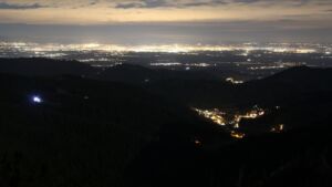 Dieses Bild zeigt eine Webcam-Aufnahme vom Achertal, aufgenommen am Montag, den 08.12.2025 um 22:00 Uhr. Die Temperatur betrug 8.1°C.