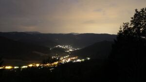 Dieses Bild zeigt eine Webcam-Aufnahme vom Achertal, aufgenommen am Dienstag, den 30.06.2026 um 23:20 Uhr. Die Temperatur betrug 21.5°C.