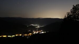 Dieses Bild zeigt eine Webcam-Aufnahme vom Achertal, aufgenommen am Mittwoch, den 27.05.2026 um 03:20 Uhr. Die Temperatur betrug 22.1°C.