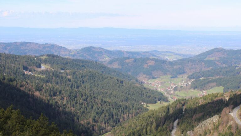 Dieses Bild zeigt eine Webcam-Aufnahme vom Achertal, aufgenommen am Sonntag, den 05.04.2026 um 10:50 Uhr. Die Temperatur betrug 12.2°C.