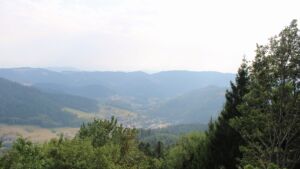 Dieses Bild zeigt eine Webcam-Aufnahme vom Achertal, aufgenommen am Sonntag, den 16.08.2026 um 17:20 Uhr. Die Temperatur betrug 28.9°C.