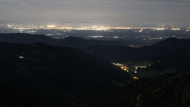 Dieses Bild zeigt eine Webcam-Aufnahme vom Achertal, aufgenommen am Montag, den 27.04.2026 um 01:30 Uhr. Die Temperatur betrug 9.3°C.