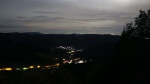 Dieses Bild zeigt eine Webcam-Aufnahme vom Achertal, aufgenommen am Freitag, den 23.10.2026 um 02:30 Uhr. Die Temperatur betrug 8.3°C.