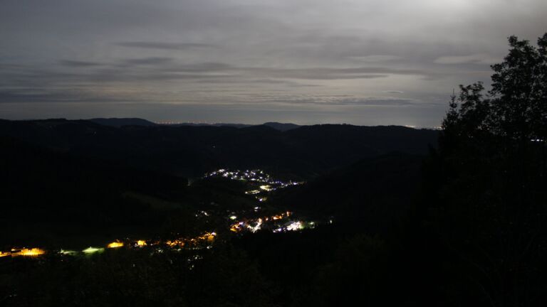 Dieses Bild zeigt eine Webcam-Aufnahme vom Achertal, aufgenommen am Freitag, den 23.10.2026 um 02:30 Uhr. Die Temperatur betrug 8.3°C.