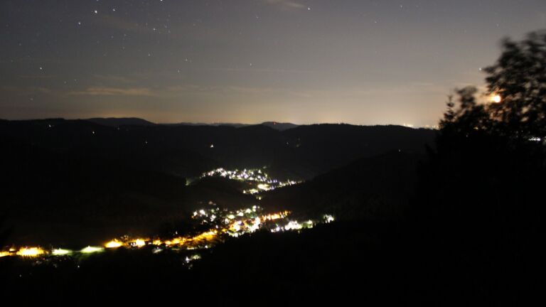 Dieses Bild zeigt eine Webcam-Aufnahme vom Achertal, aufgenommen am Montag, den 20.07.2026 um 23:30 Uhr. Die Temperatur betrug 13.4°C.
