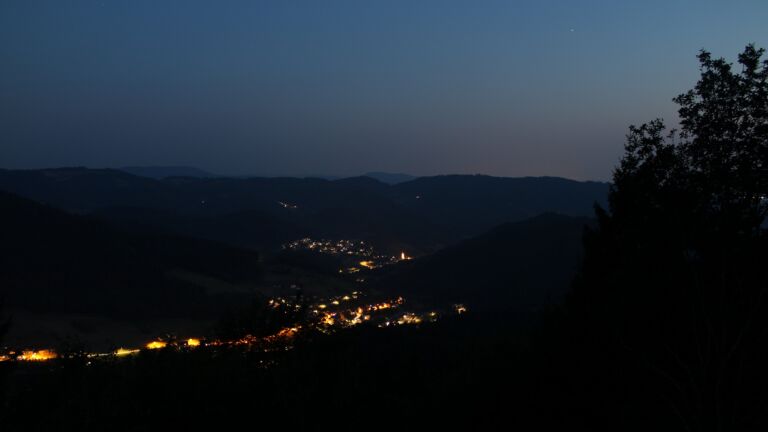 Dieses Bild zeigt eine Webcam-Aufnahme vom Achertal, aufgenommen am Donnerstag, den 30.07.2026 um 22:10 Uhr. Die Temperatur betrug 24.4°C.