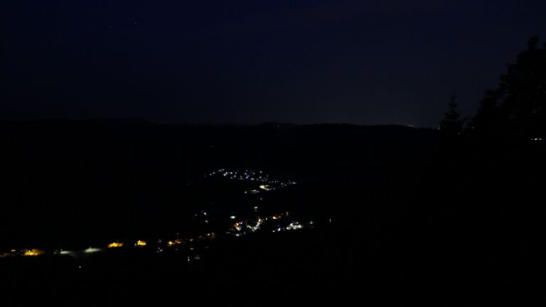 Dieses Bild zeigt eine Webcam-Aufnahme vom Achertal, aufgenommen am Samstag, den 27.06.2026 um 03:50 Uhr. Die Temperatur betrug 28.8°C.