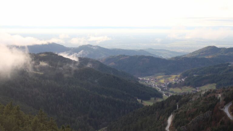 Dieses Bild zeigt eine Webcam-Aufnahme vom Achertal, aufgenommen am Samstag, den 29.11.2025 um 15:50 Uhr. Die Temperatur betrug 5.2°C.