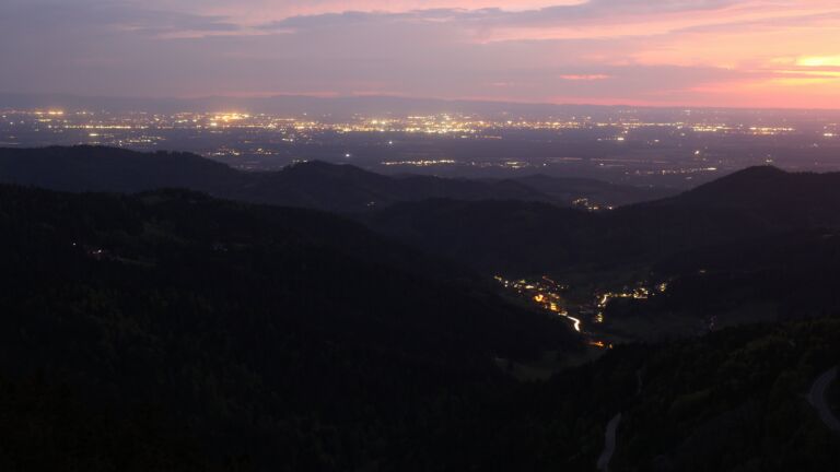 Dieses Bild zeigt eine Webcam-Aufnahme vom Achertal, aufgenommen am Dienstag, den 28.04.2026 um 21:20 Uhr. Die Temperatur betrug 11.6°C.