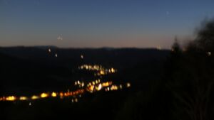 Dieses Bild zeigt eine Webcam-Aufnahme vom Achertal, aufgenommen am Dienstag, den 28.07.2026 um 22:30 Uhr. Die Temperatur betrug 23.4°C.