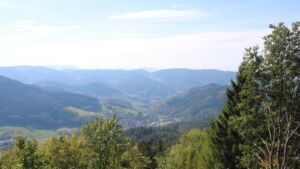 Dieses Bild zeigt eine Webcam-Aufnahme vom Achertal, aufgenommen am Mittwoch, den 30.09.2026 um 13:30 Uhr. Die Temperatur betrug 28.7°C.