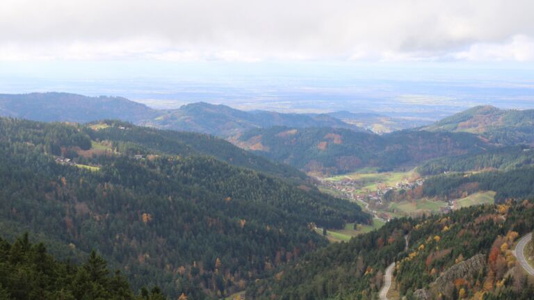 Dieses Bild zeigt eine Webcam-Aufnahme vom Achertal, aufgenommen am Montag, den 03.11.2025 um 13:10 Uhr. Die Temperatur betrug 5.4°C.