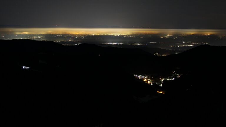 Dieses Bild zeigt eine Webcam-Aufnahme vom Achertal, aufgenommen am Sonntag, den 23.11.2025 um 01:00 Uhr. Die Temperatur betrug -4.4°C.