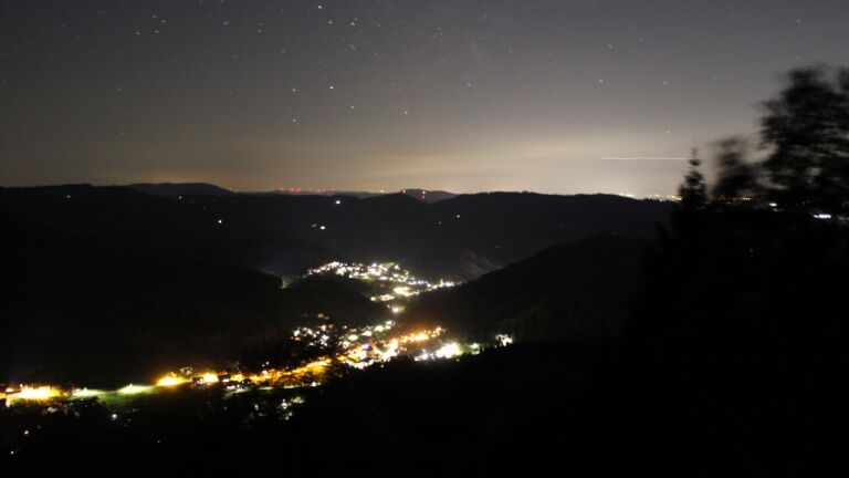 Dieses Bild zeigt eine Webcam-Aufnahme vom Achertal, aufgenommen am Montag, den 05.10.2026 um 22:00 Uhr. Die Temperatur betrug 16.1°C.