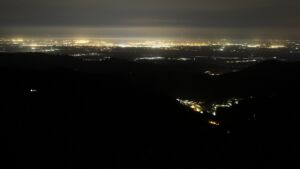 Dieses Bild zeigt eine Webcam-Aufnahme vom Achertal, aufgenommen am Donnerstag, den 09.04.2026 um 23:30 Uhr. Die Temperatur betrug 11.8°C.