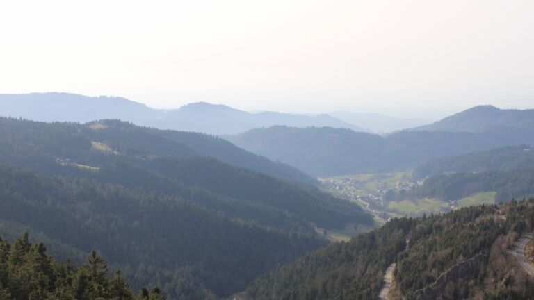 Dieses Bild zeigt eine Webcam-Aufnahme vom Achertal, aufgenommen am Donnerstag, den 05.03.2026 um 16:00 Uhr. Die Temperatur betrug 12.2°C.