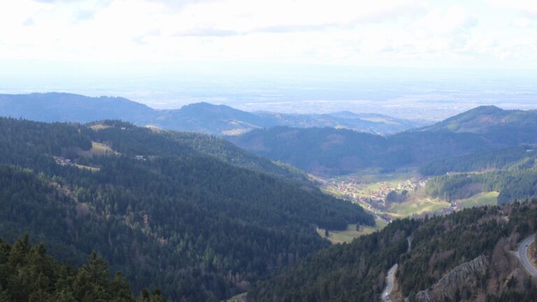 Dieses Bild zeigt eine Webcam-Aufnahme vom Achertal, aufgenommen am Sonntag, den 01.03.2026 um 13:20 Uhr. Die Temperatur betrug 6.5°C.