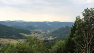 Dieses Bild zeigt eine Webcam-Aufnahme vom Achertal, aufgenommen am Samstag, den 15.08.2026 um 13:30 Uhr. Die Temperatur betrug 27.9°C.