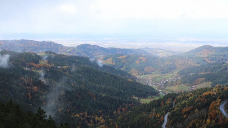 Dieses Bild zeigt eine Webcam-Aufnahme vom Achertal, aufgenommen am Donnerstag, den 23.10.2025 um 12:50 Uhr. Die Temperatur betrug 6.1°C.
