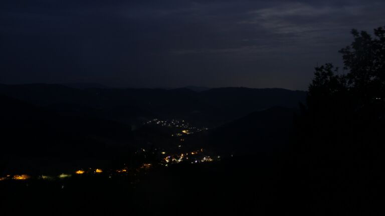 Dieses Bild zeigt eine Webcam-Aufnahme vom Achertal, aufgenommen am Samstag, den 01.08.2026 um 04:50 Uhr. Die Temperatur betrug 16.7°C.