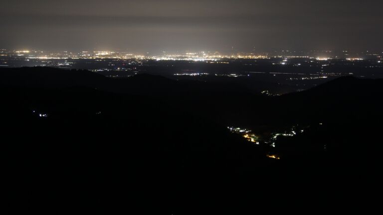 Dieses Bild zeigt eine Webcam-Aufnahme vom Achertal, aufgenommen am Samstag, den 21.06.2025 um 02:30 Uhr. Die Temperatur betrug 15.8°C.