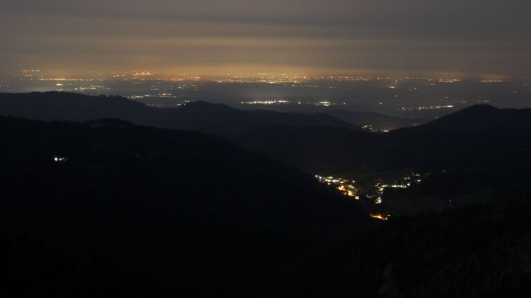 Dieses Bild zeigt eine Webcam-Aufnahme vom Achertal, aufgenommen am Sonntag, den 08.03.2026 um 04:30 Uhr. Die Temperatur betrug 9.9°C.