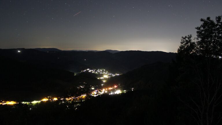 Dieses Bild zeigt eine Webcam-Aufnahme vom Achertal, aufgenommen am Dienstag, den 06.10.2026 um 05:30 Uhr. Die Temperatur betrug 15.3°C.