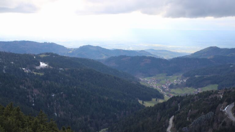 Dieses Bild zeigt eine Webcam-Aufnahme vom Achertal, aufgenommen am Samstag, den 04.04.2026 um 18:20 Uhr. Die Temperatur betrug 7.9°C.