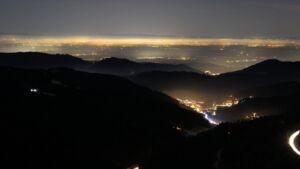 Dieses Bild zeigt eine Webcam-Aufnahme vom Achertal, aufgenommen am Samstag, den 27.12.2025 um 20:00 Uhr. Die Temperatur betrug 3.9°C.