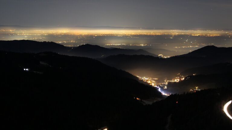 Dieses Bild zeigt eine Webcam-Aufnahme vom Achertal, aufgenommen am Samstag, den 27.12.2025 um 20:00 Uhr. Die Temperatur betrug 3.9°C.