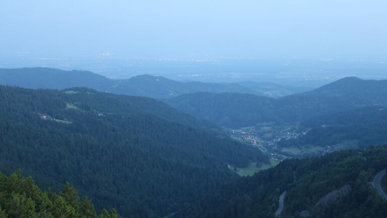 Dieses Bild zeigt eine Webcam-Aufnahme vom Achertal, aufgenommen am Donnerstag, den 12.06.2025 um 04:50 Uhr. Die Temperatur betrug 12.2°C.