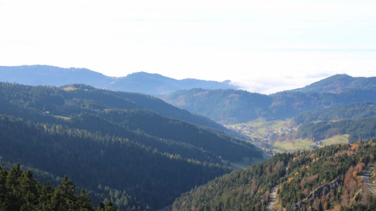 Dieses Bild zeigt eine Webcam-Aufnahme vom Achertal, aufgenommen am Montag, den 10.11.2025 um 14:10 Uhr. Die Temperatur betrug 8.9°C.