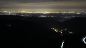 Dieses Bild zeigt eine Webcam-Aufnahme vom Achertal, aufgenommen am Donnerstag, den 07.05.2026 um 22:40 Uhr. Die Temperatur betrug 6°C.