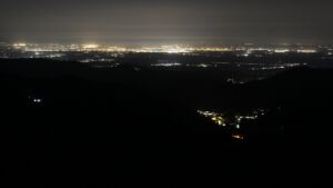 Dieses Bild zeigt eine Webcam-Aufnahme vom Achertal, aufgenommen am Freitag, den 17.04.2026 um 04:00 Uhr. Die Temperatur betrug 9.8°C.