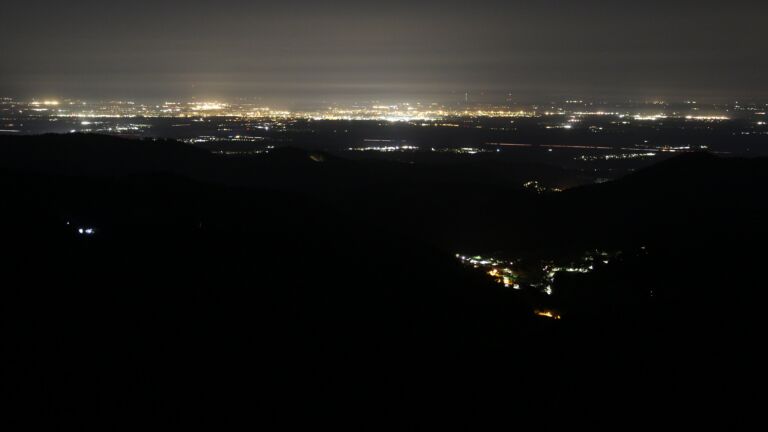 Dieses Bild zeigt eine Webcam-Aufnahme vom Achertal, aufgenommen am Freitag, den 17.04.2026 um 04:00 Uhr. Die Temperatur betrug 9.8°C.