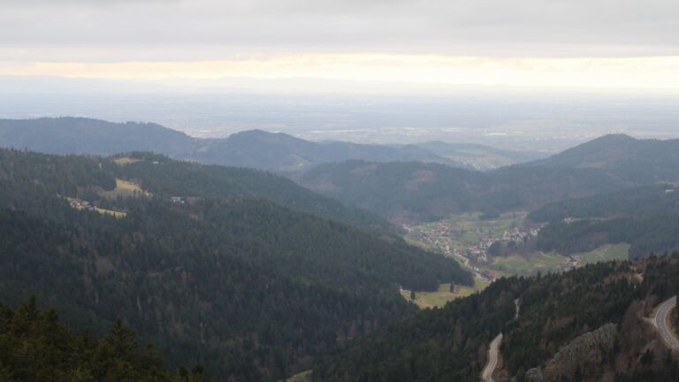 Dieses Bild zeigt eine Webcam-Aufnahme vom Achertal, aufgenommen am Samstag, den 28.02.2026 um 14:50 Uhr. Die Temperatur betrug 4.9°C.