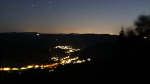 Dieses Bild zeigt eine Webcam-Aufnahme vom Achertal, aufgenommen am Donnerstag, den 13.08.2026 um 22:10 Uhr. Die Temperatur betrug 26.8°C.