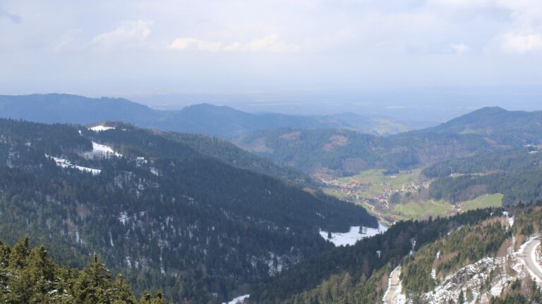 Dieses Bild zeigt eine Webcam-Aufnahme vom Achertal, aufgenommen am Mittwoch, den 01.04.2026 um 14:00 Uhr. Die Temperatur betrug 2.8°C.