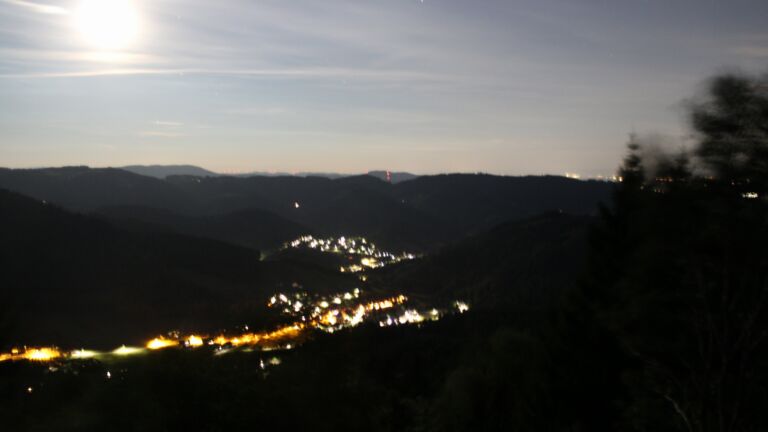 Dieses Bild zeigt eine Webcam-Aufnahme vom Achertal, aufgenommen am Sonntag, den 23.08.2026 um 23:30 Uhr. Die Temperatur betrug 14.7°C.