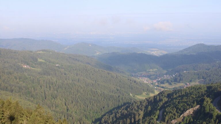 Dieses Bild zeigt eine Webcam-Aufnahme vom Achertal, aufgenommen am Freitag, den 23.05.2025 um 07:40 Uhr. Die Temperatur betrug 5.9°C.