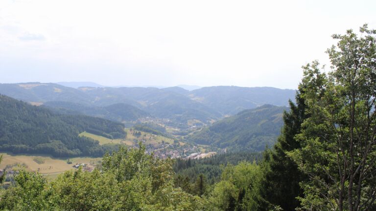 Dieses Bild zeigt eine Webcam-Aufnahme vom Achertal, aufgenommen am Montag, den 10.08.2026 um 15:50 Uhr. Die Temperatur betrug 32.9°C.