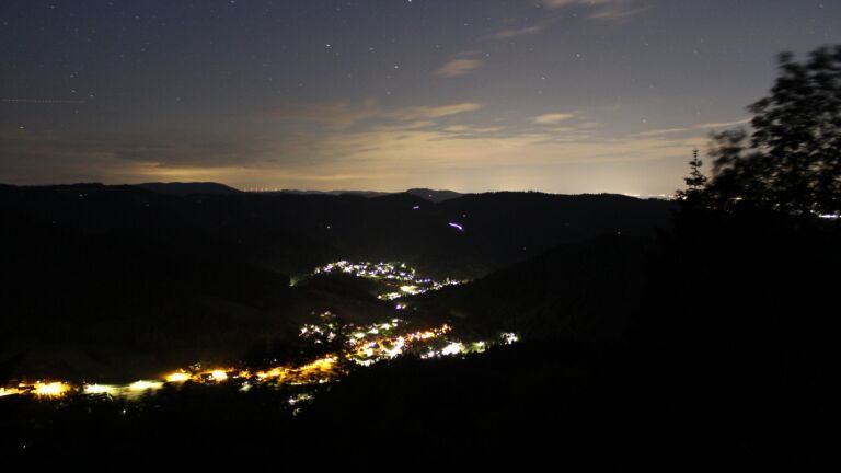 Dieses Bild zeigt eine Webcam-Aufnahme vom Achertal, aufgenommen am Freitag, den 05.06.2026 um 23:30 Uhr. Die Temperatur betrug 12.6°C.