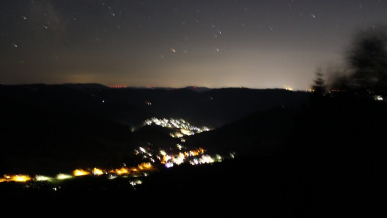 Dieses Bild zeigt eine Webcam-Aufnahme vom Achertal, aufgenommen am Sonntag, den 12.07.2026 um 01:30 Uhr. Die Temperatur betrug 21°C.