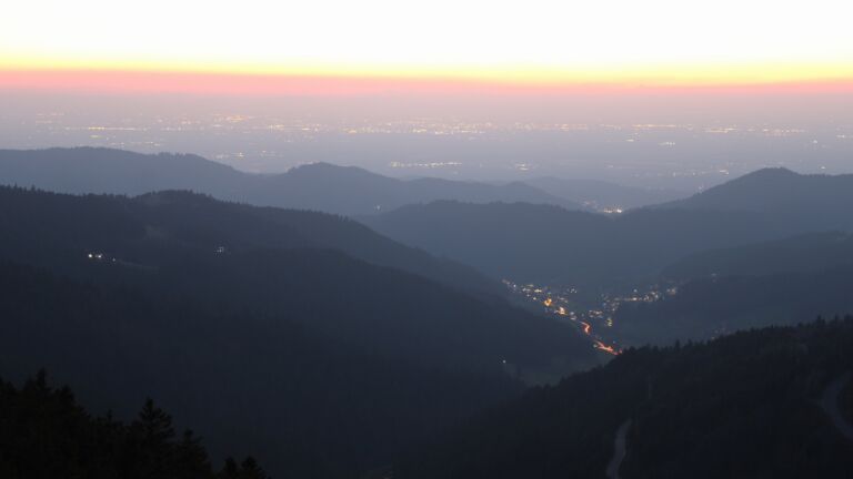 Dieses Bild zeigt eine Webcam-Aufnahme vom Achertal, aufgenommen am Donnerstag, den 19.03.2026 um 19:20 Uhr. Die Temperatur betrug 5.4°C.