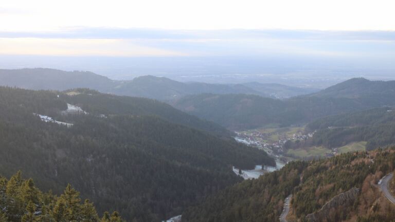 Dieses Bild zeigt eine Webcam-Aufnahme vom Achertal, aufgenommen am Mittwoch, den 19.11.2025 um 15:50 Uhr. Die Temperatur betrug -0.6°C.