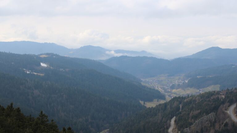 Dieses Bild zeigt eine Webcam-Aufnahme vom Achertal, aufgenommen am Montag, den 09.02.2026 um 14:00 Uhr. Die Temperatur betrug 4°C.